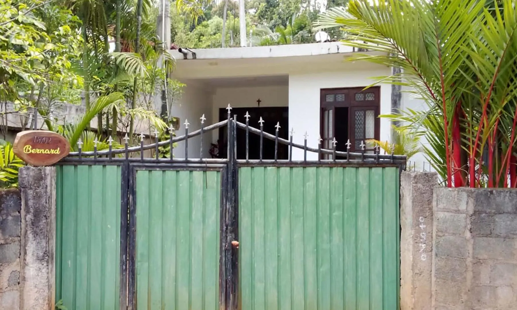 Bernard Homestay كاندي